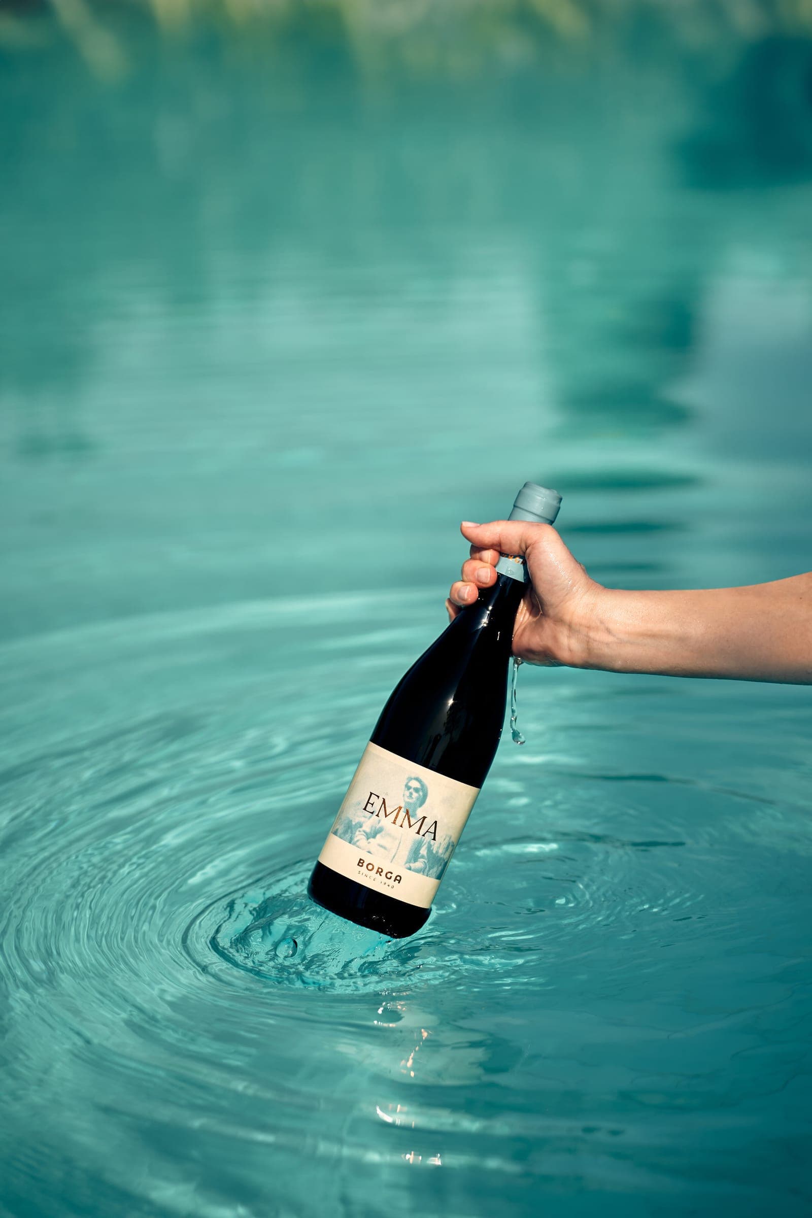Editorial — Flasche im Wasser